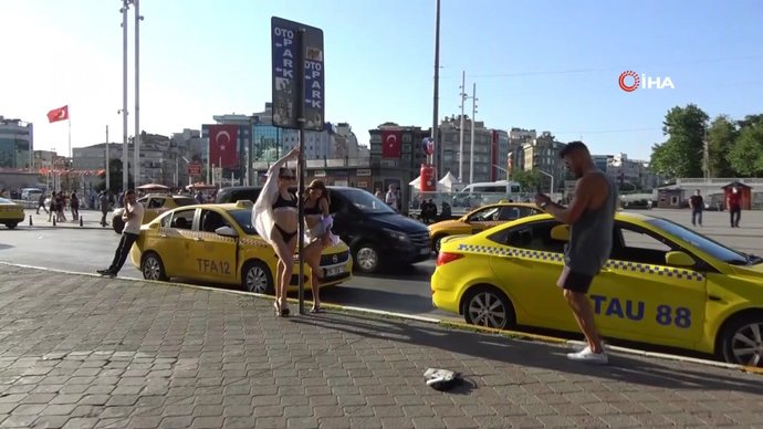 Taksimde Bikini ile fotoğraf çekilen 2 kadın?