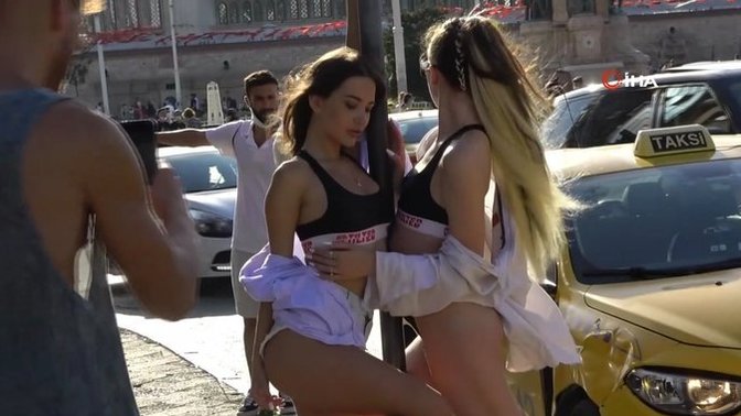 Taksimde Bikini ile fotoğraf çekilen 2 kadın?