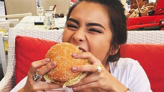 İlk buluşmada makarna, pizza ya da hamburger gibi bulaşan şeyler yenir mi?