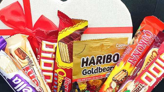 Çikolatalarla dolu bir hediye kutusu sizce güzel bir hediye mi?