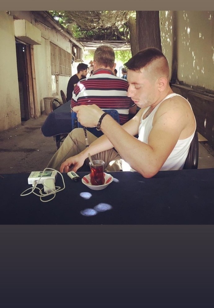 Volki ve Caner ile gezmelerdeyiz. Sizin akşamınız nasıl geçiyor?