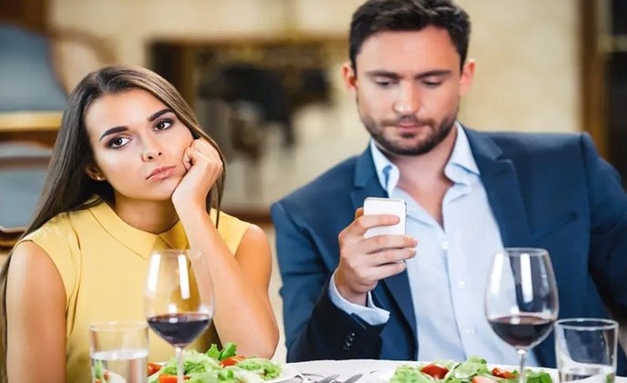 İlk buluşmada kız/erkek in hangi davranışları sizi öfkelendirir?