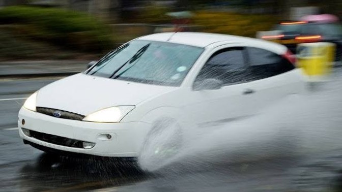 Yanınızdan hızla geçip, size su sıçratan arabaya ne diyorsunuz?