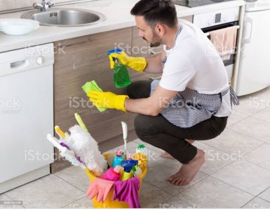 Bayram temizliği için eşine yardım eden erkek kılıbık mıdır?