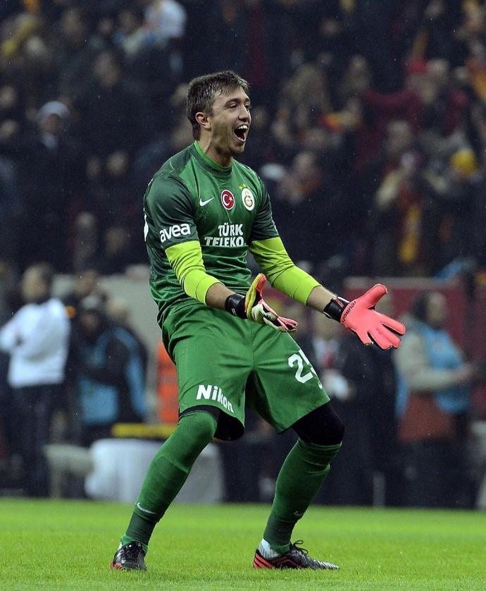 Galatasaray, 10 yıl önce bugün Fernando Muslerayı kadrosuna kattı! Geldiği günden bu yana Muslera hakkında ne düşünüyorsunuz?