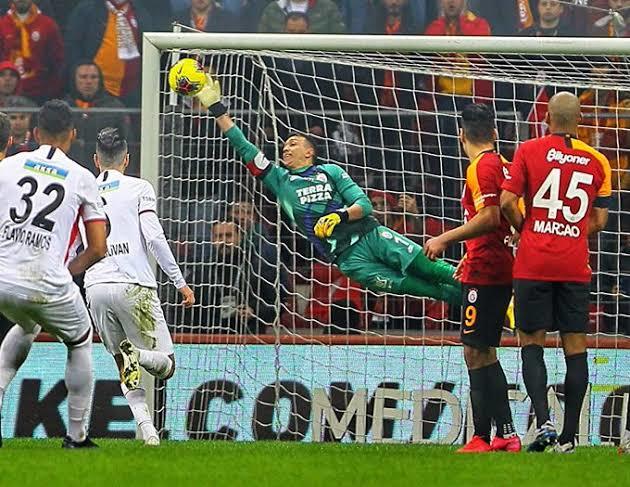 Galatasaray, 10 yıl önce bugün Fernando Muslerayı kadrosuna kattı! Geldiği günden bu yana Muslera hakkında ne düşünüyorsunuz?