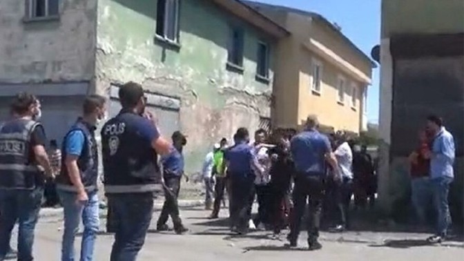 Pazarcılarla kavga eden Suriyeliler müdahaleye gelen Polis ekiplerine taşla saldırdı! Mülteciler sizce bir gün gidecek mi?