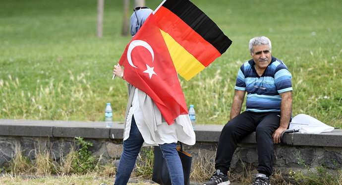 Almanyada yaşayan gurbetçi Siz gelin bizim burada çektiklerimizi bir gün çekin diyerek Almanyayı kötüledi. Ne düşünüyorsunuz?