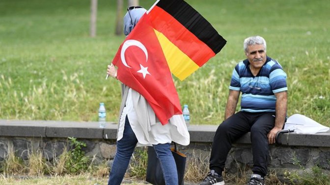 Almanya'da yaşayan gurbetçi "Siz gelin bizim burada çektiklerimizi bir gün çekin" diyerek Almanya'yı kötüledi. Ne düşünüyorsunuz?