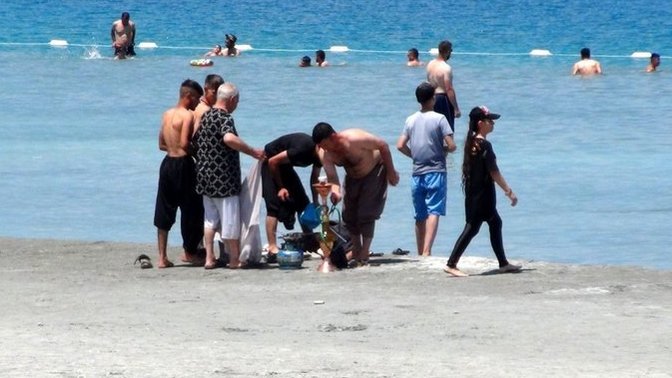 Salda Gölü'ne gelenler nargile içip çamur banyosu yaptı! Sizce bu göl nasıl korunabilir?