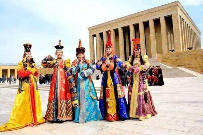 Geleneksel kıyafetleriyle Tuva Türkleri, Anıtkabirde Atanın ziyaretinde. Siz hiç Anıtkabire gittiniz mi?