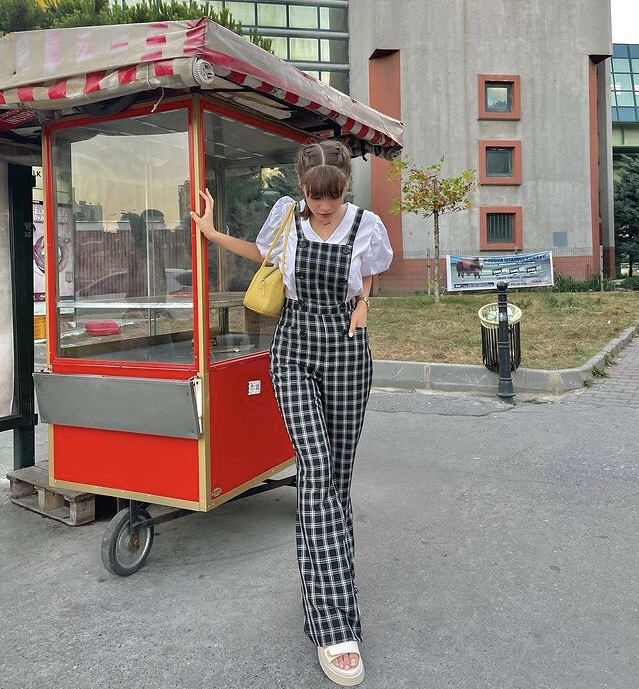 Kınaya gideceğim hangi pantolonu giyeyim ve altına nasıl bir topuklu gider?