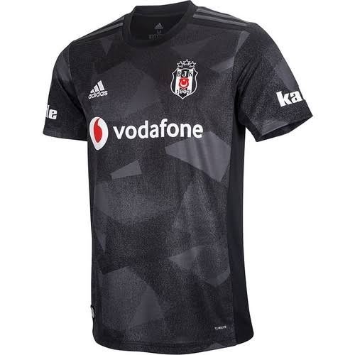 Takımınızın forması ile dışarı çıkar mısınız?