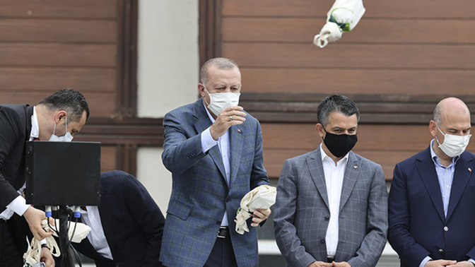Erdoğan'ın sel mağduru olan Rize halkına çay dağıtmasına ne diyorsunuz?