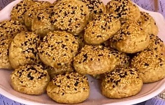 Arkadaşlar siz uyudunuz mu, ben bu saatte iki farklı kurabiye ve poğaça yaptım, gece gece canınız çekti mi?