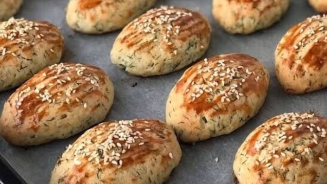 Arkadaşlar siz uyudunuz mu, ben bu saatte iki farklı kurabiye ve poğaça yaptım, gece gece canınız çekti mi?