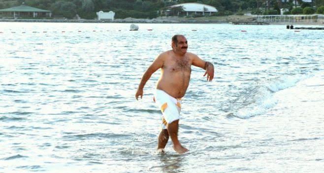 Sahildeki erkekler çok yakışıklı değil mi ya?