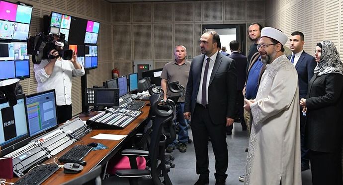 Din işlerinde çalışanlara (imam, hoca, diyanet işleri vb.) verilen haklar ve maaşlar hakkında ne düşünüyorsunuz?