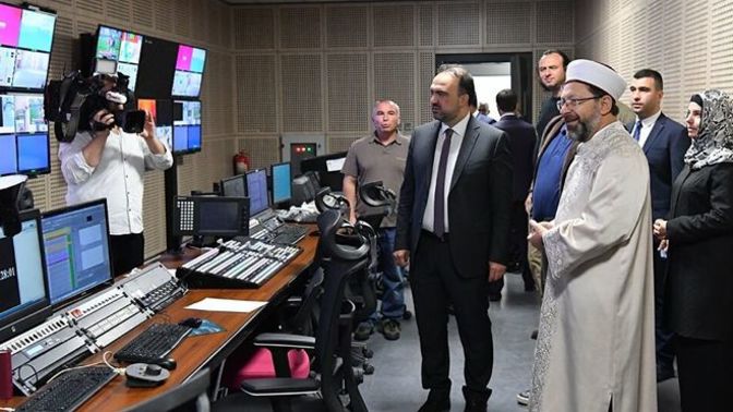 Din işlerinde çalışanlara (imam, hoca, diyanet işleri vb.) verilen haklar ve maaşlar hakkında ne düşünüyorsunuz?