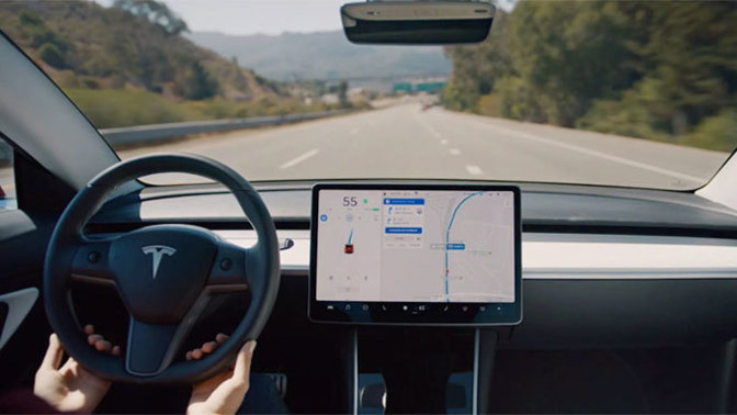 Tesla otomatik pilot uygulaması dolunayı trafik ışığı sanıyor! Otomatik pilota güven olur mu?