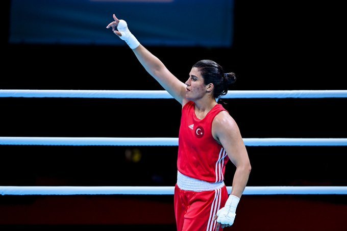 Ülkemizin olimpiyat oyunları tarihinde kadınlar boksunda kazandığı ilk galibiyet Busenaz Sürmeliden geldi, milli boksörümüze tebrikler nerede?