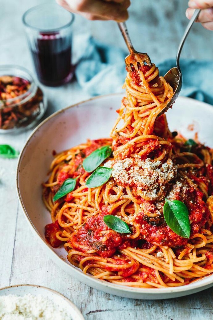 Spagetti makarna soslu mu, sossuz mu güzel?