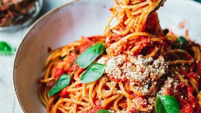 Spagetti makarna soslu mu, sossuz mu güzel?