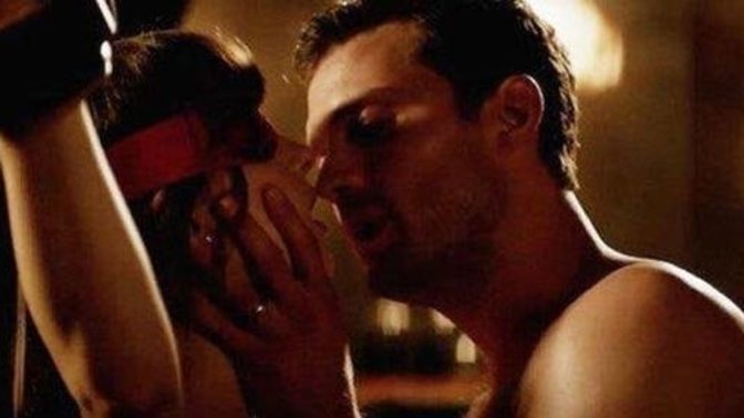 Film/Dizi izlerken içeriğinde olan erotik sahneleri geçer misiniz yoksa sorun etmez izler misiniz?