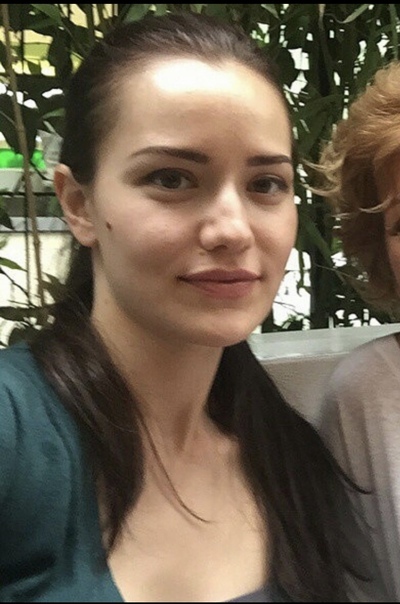 Yakın plandan Beren Saat mi daha güzel Fahriye Evcen mi?