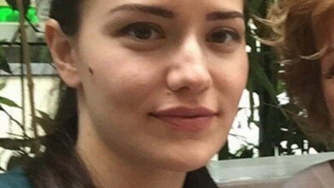 Yakın plandan Beren Saat mi daha güzel Fahriye Evcen mi?