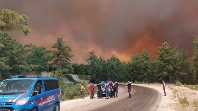 Antalya, Manavgat'ta ormanlık alanda 4 ayrı yerde yangın çıktı! Ne düşünüyorsunuz?