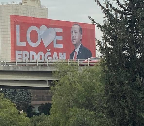 Her yere we love erdoğan yazarak subliminal bilinçaltı mesaj göndermeye mi çalışıyorlar?