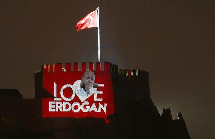 Her yere we love erdoğan yazarak subliminal bilinçaltı mesaj göndermeye mi çalışıyorlar?