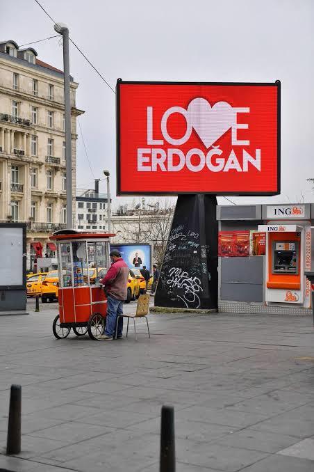 Her yere we love erdoğan yazarak subliminal bilinçaltı mesaj göndermeye mi çalışıyorlar?