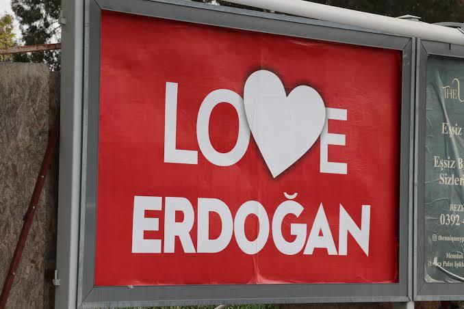 Her yere we love erdoğan yazarak subliminal bilinçaltı mesaj göndermeye mi çalışıyorlar?