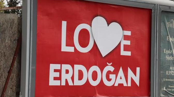 Her yere 'we love erdoğan' yazarak subliminal bilinçaltı mesaj göndermeye mi çalışıyorlar?