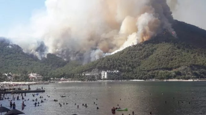 Manavgat ve Marmariste yaşanan yangınları denize girerek izlediler! Vicdanımız nerede?