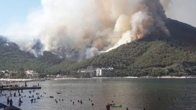 Manavgat ve Marmaris'te yaşanan yangınları denize girerek izlediler! Vicdanımız nerede?