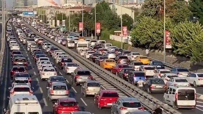"1000 beğeniye gerçek İstanbul'u çekerim" dedi ve Kültür Bakanlığı'na alternatif videoyu yayınladı. Sizce hangisi gerçek İstanbul?
