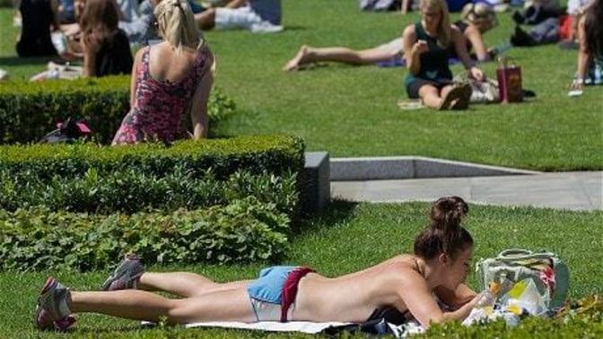 Kamuya açık parklarda güneşlenir misin?