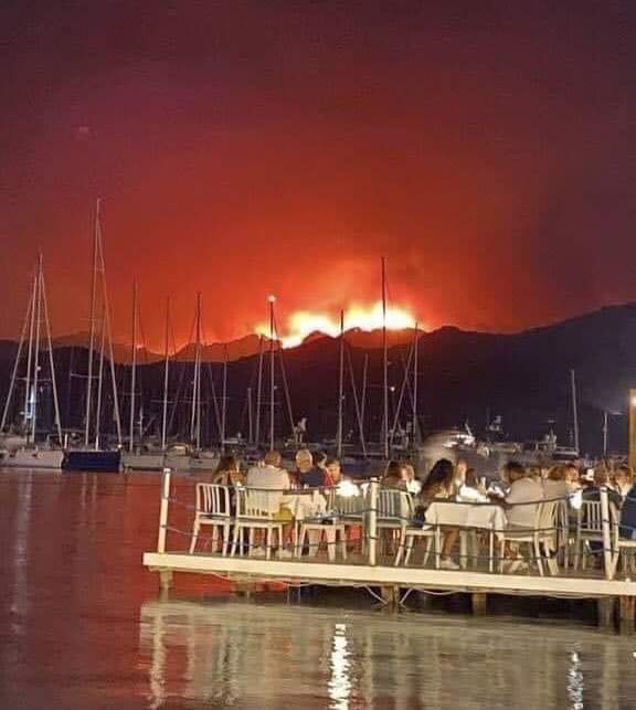Mahalle yanarken saçını tararmis?