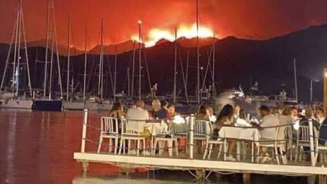 Mahalle yanarken saçını tararmis?