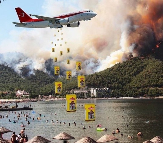 Cumhurbaşkanı Erdoğan, Marmaris'te insanlara yine çay attı! İnsanlar acı içindeyken çay atmak dalga geçmek değil mi?