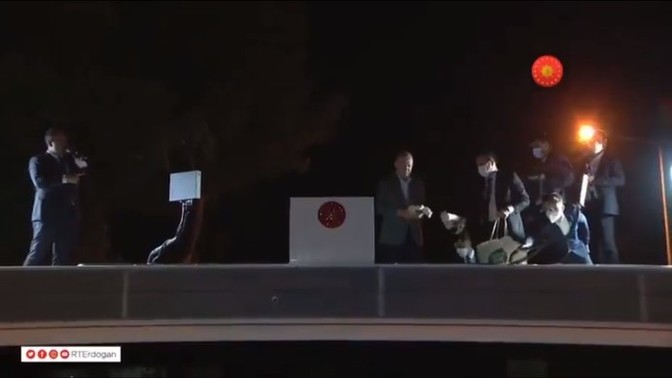 Cumhurbaşkanı Erdoğan, Marmaris'te insanlara yine çay attı! İnsanlar acı içindeyken çay atmak dalga geçmek değil mi?