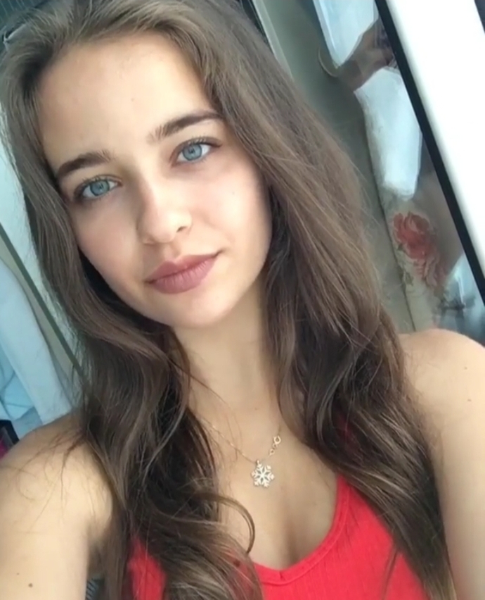 Fenomen Büşra Albayrak sizce güzel mi?