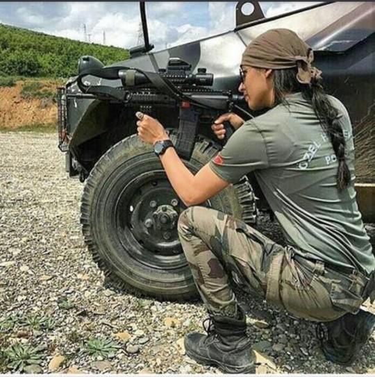 Kadınlara en yakışan üniforma hangisi?
