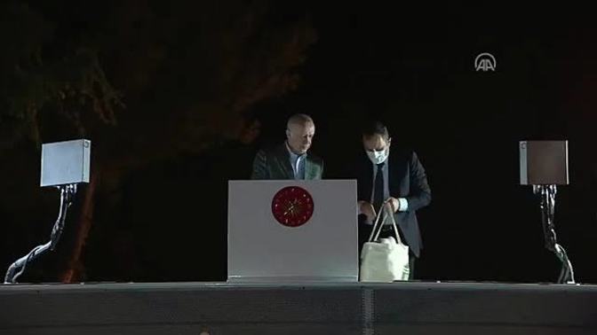 Cumhurbaşkanı Erdoğan, afet bölgesine çay fırlattı! Ne düşünüyorsunuz?