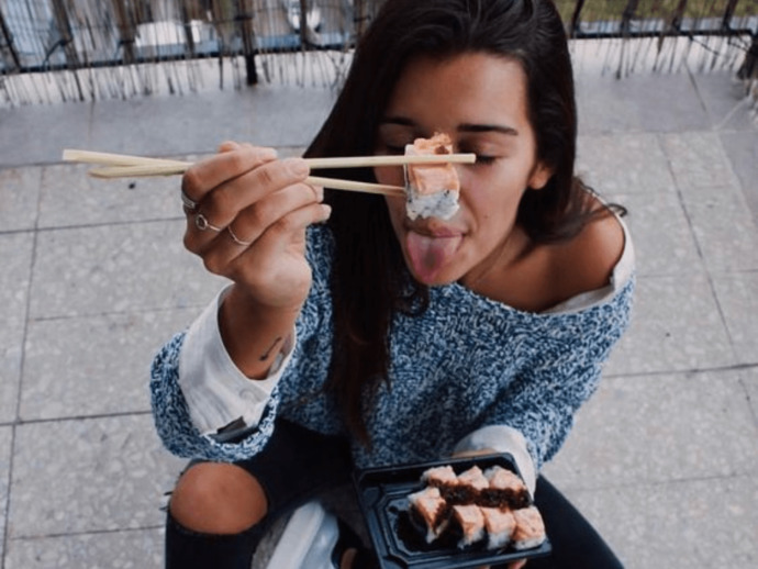 Chopstick kullanamadığım için suşi yemeye utanıyorum. Elle suşi yesem rezil olur muyum?