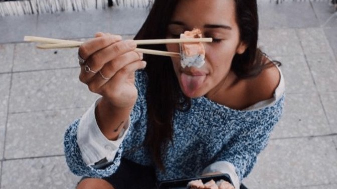 Chopstick kullanamadığım için suşi yemeye utanıyorum. Elle suşi yesem rezil olur muyum?