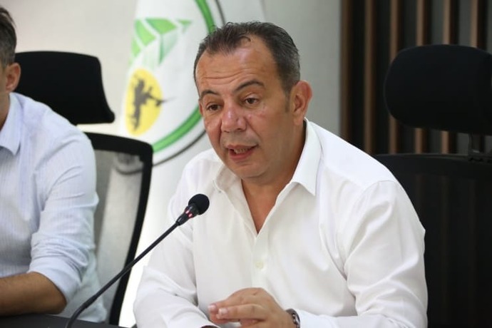 Bolu belediye başkanı ‘sığınmacı teklifi’ne tepki gösteren AKP’lilere çay fırlattı. Ne düşünüyorsunuz?